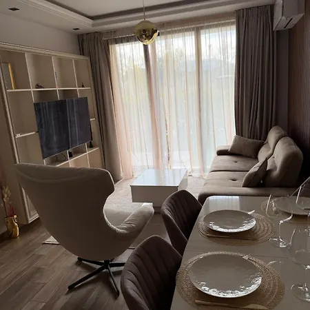 Sunny Flat Near The & Pool View Апартаменты *